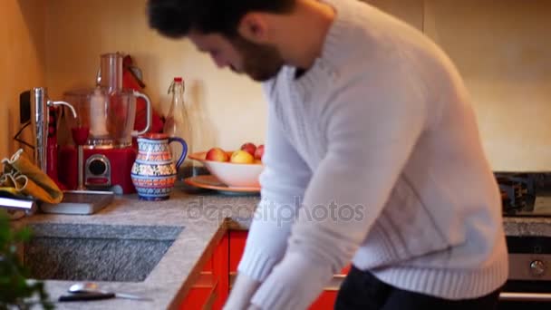 Чоловік кладе миску до посудомийної машини — стокове відео