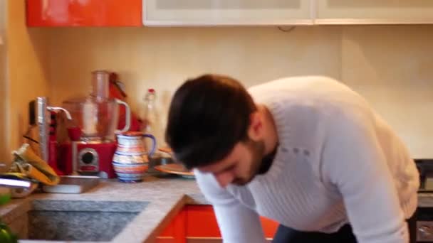 Человек кладет миску в посудомоечную машину — стоковое видео