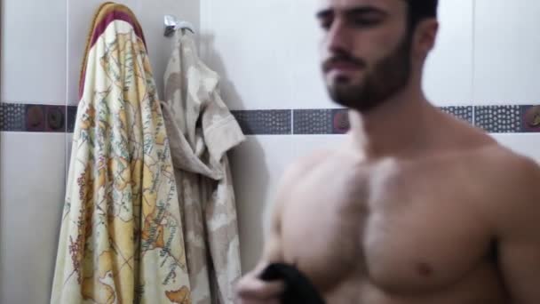 Atractivo muscular joven vestidor en el baño — Vídeos de Stock