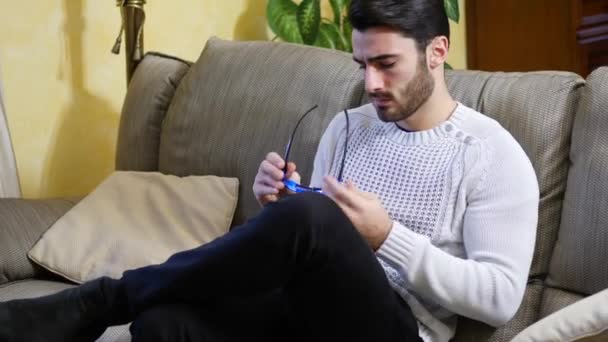 Jeune homme portant des lunettes 3D réagissant dans la surprise — Video