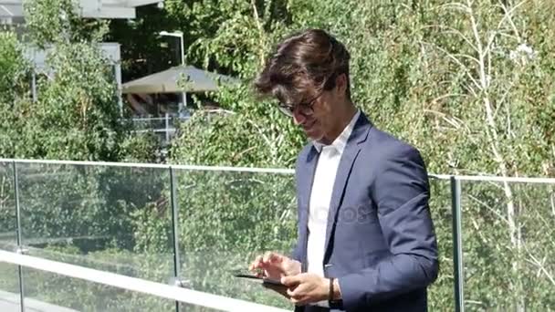 Joven hombre de negocios utilizando tableta PC al aire libre — Vídeos de Stock