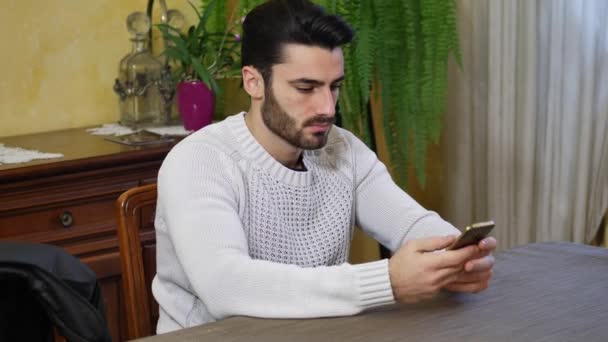 Joven enviando mensaje de voz con teléfono celular — Vídeos de Stock