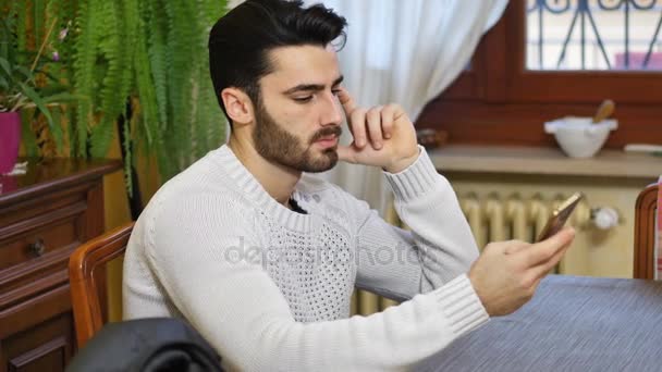 Joven guapo hablando por teléfono en casa — Vídeos de Stock