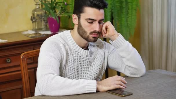 Joven esperando una llamada. — Vídeos de Stock