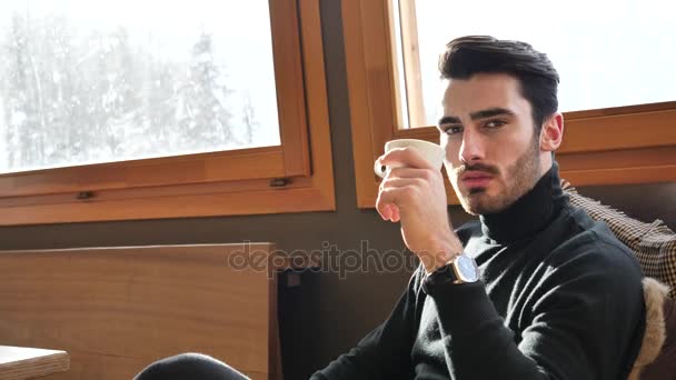 Pewny siebie człowiek pije kawę na krajobraz — Wideo stockowe