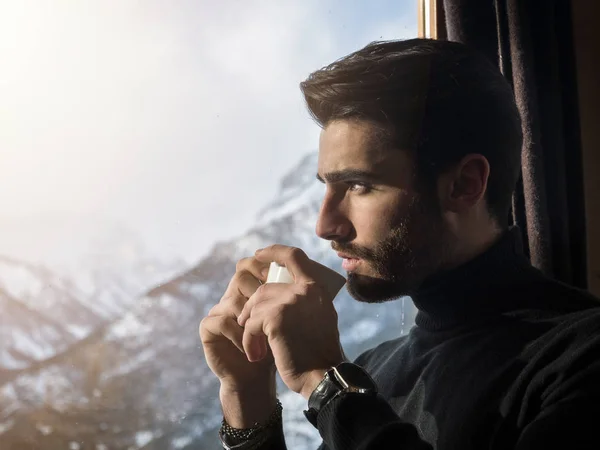 Confident man drinking coffee on landscape — Stock Photo, Image