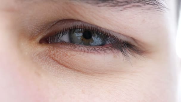 Close-up of young man green eye — Stock Video