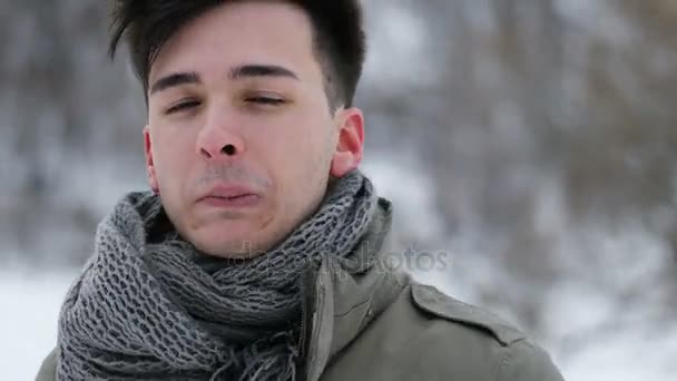 Красивый мужчина, стоящий в снегу — стоковое видео