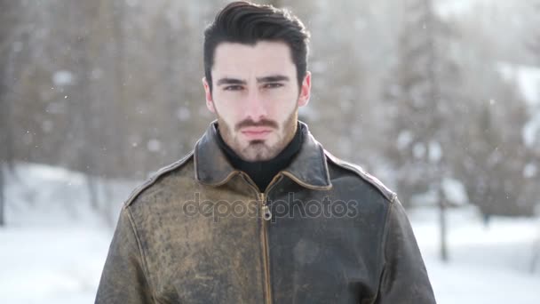 Jongeman in de bergen in de sneeuw — Stockvideo