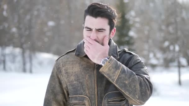 Joven en la montaña en la nieve — Vídeos de Stock