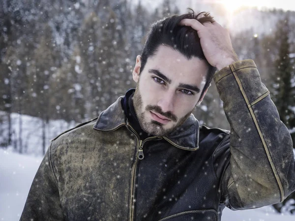 Bel homme confiant dans la montagne avec de la neige — Photo