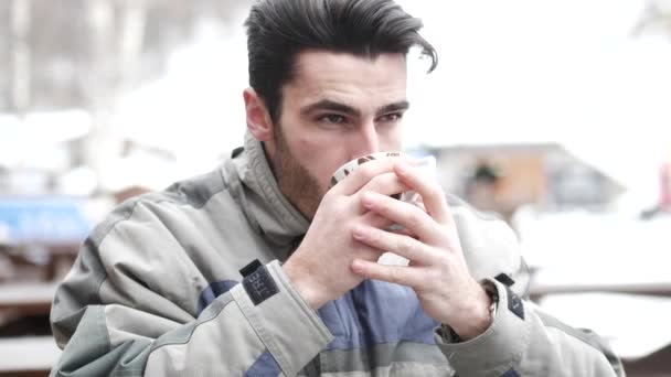Genç kayakçı dışında sıcak kahve içme — Stok video