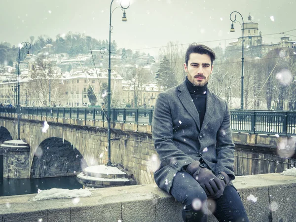 Jovem na cidade nevada na Itália — Fotografia de Stock