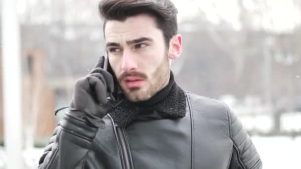 Красивый модный мужчина разговаривает по мобильному телефону — стоковое видео