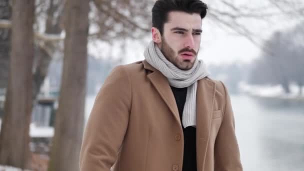 Hombre joven en la ciudad nevada en Italia — Vídeos de Stock