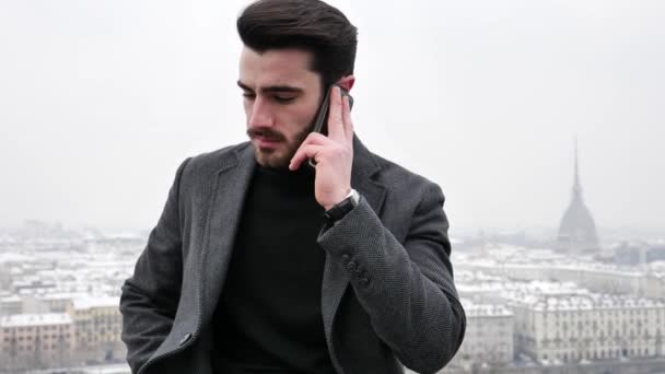 Bel homme à la mode parlant sur téléphone portable — Video