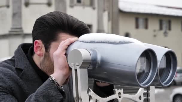 Человек наблюдает за зрением через бинокль — стоковое видео