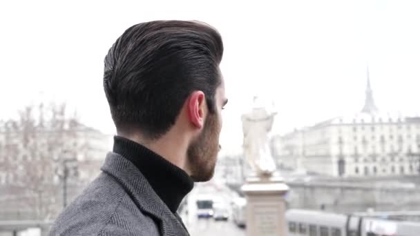 Hombre joven en la ciudad nevada en Italia — Vídeo de stock