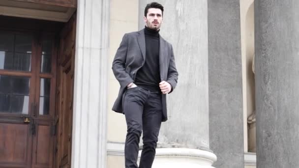 Guapo joven hombre al aire libre en invierno moda — Vídeos de Stock