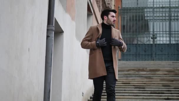 Jóképű fiatalember a szabadban a téli divat — Stock videók