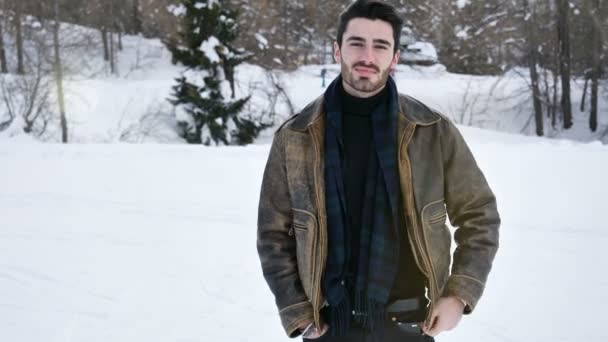 Atractivo joven feliz sonriendo, haciendo el pulgar hacia arriba signo — Vídeos de Stock