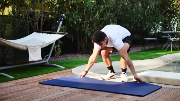 Jongeman oefenen, trainen buiten — Stockvideo