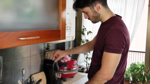 Hombre joven preparando café con máquina en casa — Vídeos de Stock