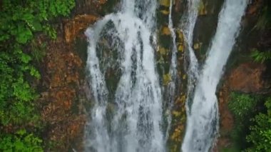 ilkbaharda dağ şelale