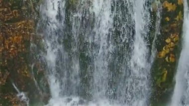 Yavaş çekim bir dağ şelale