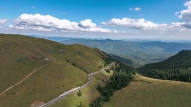 Dağlar ve yol üzerinde uçan