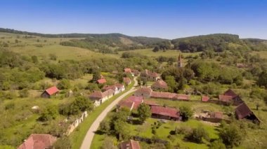 Tepelerde küçük eski köy