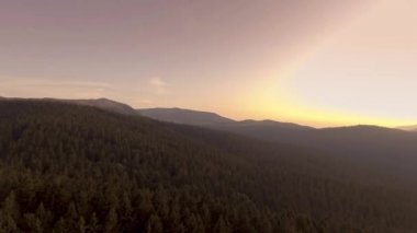 Günbatımı dağ yolu üzerinde