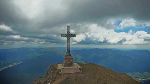 Heróis cruzam monumento — Vídeo de Stock