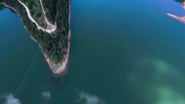 Survolez le lac de montagne Mirror par une journée nuageuse — Video