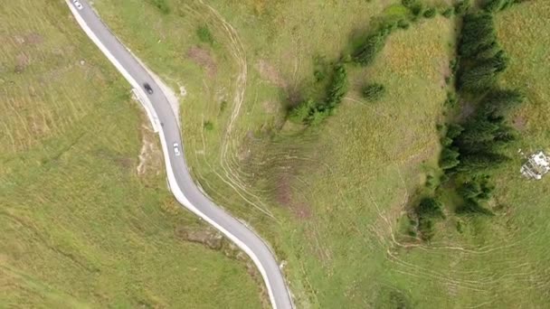 Vliegen over de bergen en de weg — Stockvideo