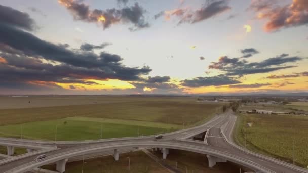 Tráfico en el cruce de carreteras — Vídeos de Stock