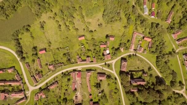 Klein oud dorpje in de heuvels — Stockvideo