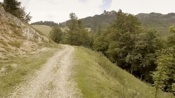 Puesta de sol sobre carretera de montaña — Vídeos de Stock