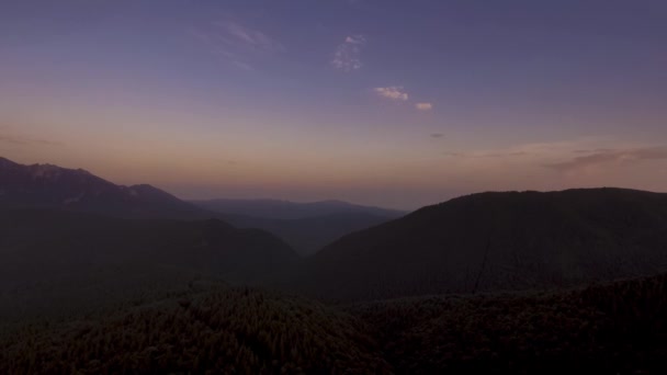 Puesta de sol sobre carretera de montaña — Vídeos de Stock