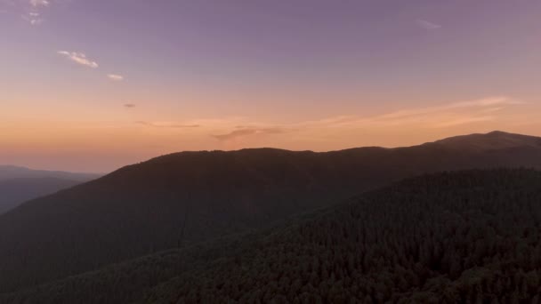 Puesta de sol sobre carretera de montaña — Vídeos de Stock