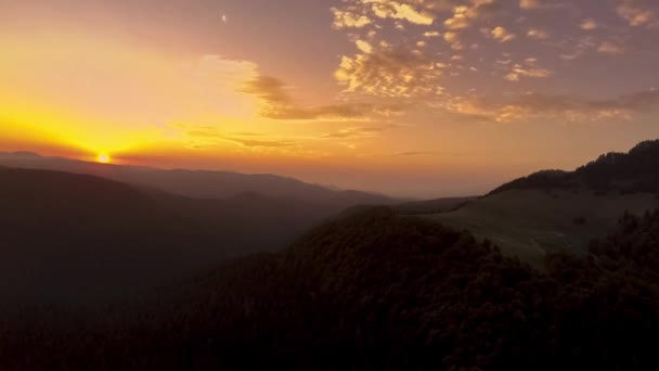 Zachód słońca nad górską drogą — Wideo stockowe