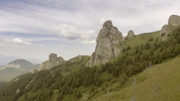 Vecchio rocce con cielo blu nuvoloso — Video Stock