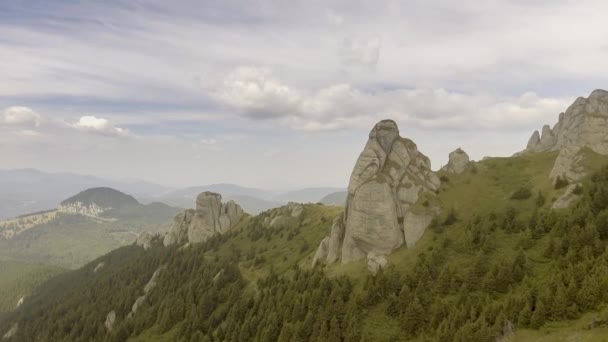 Γέρος βράχια με θολό μπλε του ουρανού — Αρχείο Βίντεο