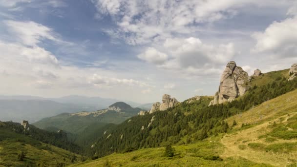 Alter Mann rockt mit wolkenlosem blauem Himmel — Stockvideo