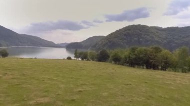 Sinek üzerinde ayna dağ gölü