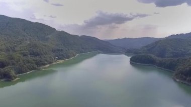 Sinek üzerinde ayna dağ gölü