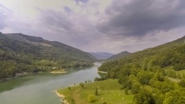 Sinek üzerinde ayna dağ gölü