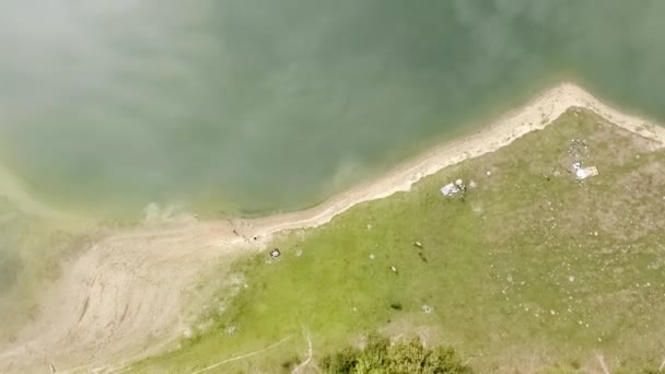 Fly przez lustro górskie jezioro — Wideo stockowe