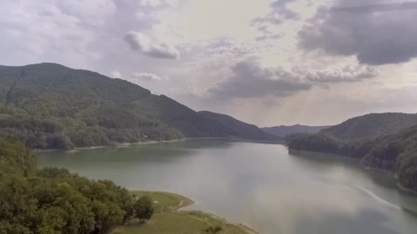 Fly Over tükör hegyi tó — Stock videók