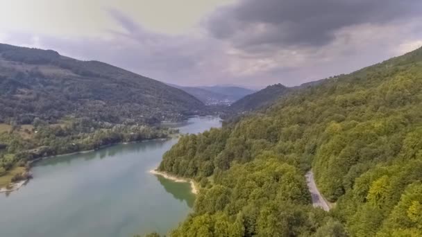 飞在镜子山湖 — 图库视频影像